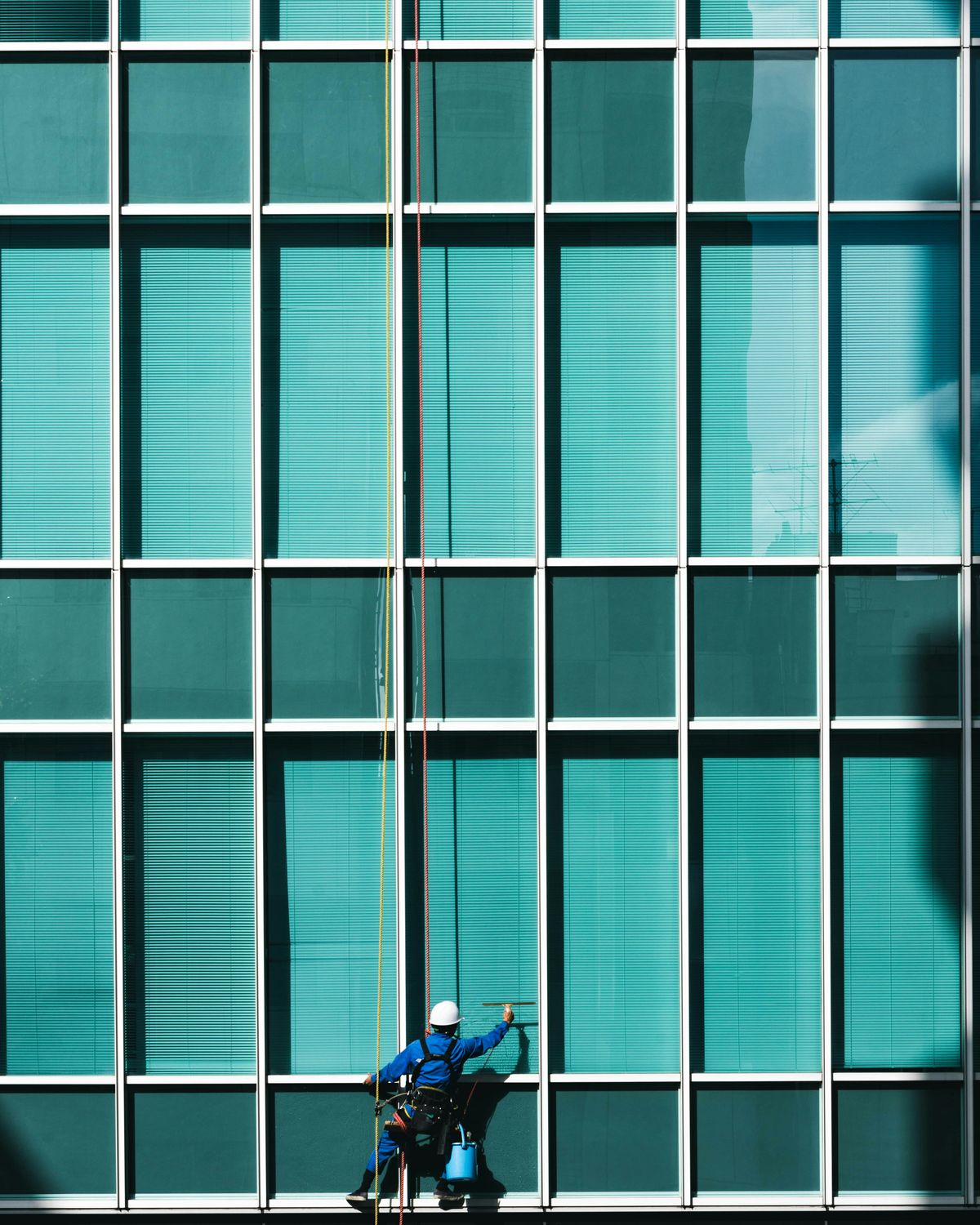 Professionelle Glas- und Fassadenreinigung an einem hohen Gebäude
