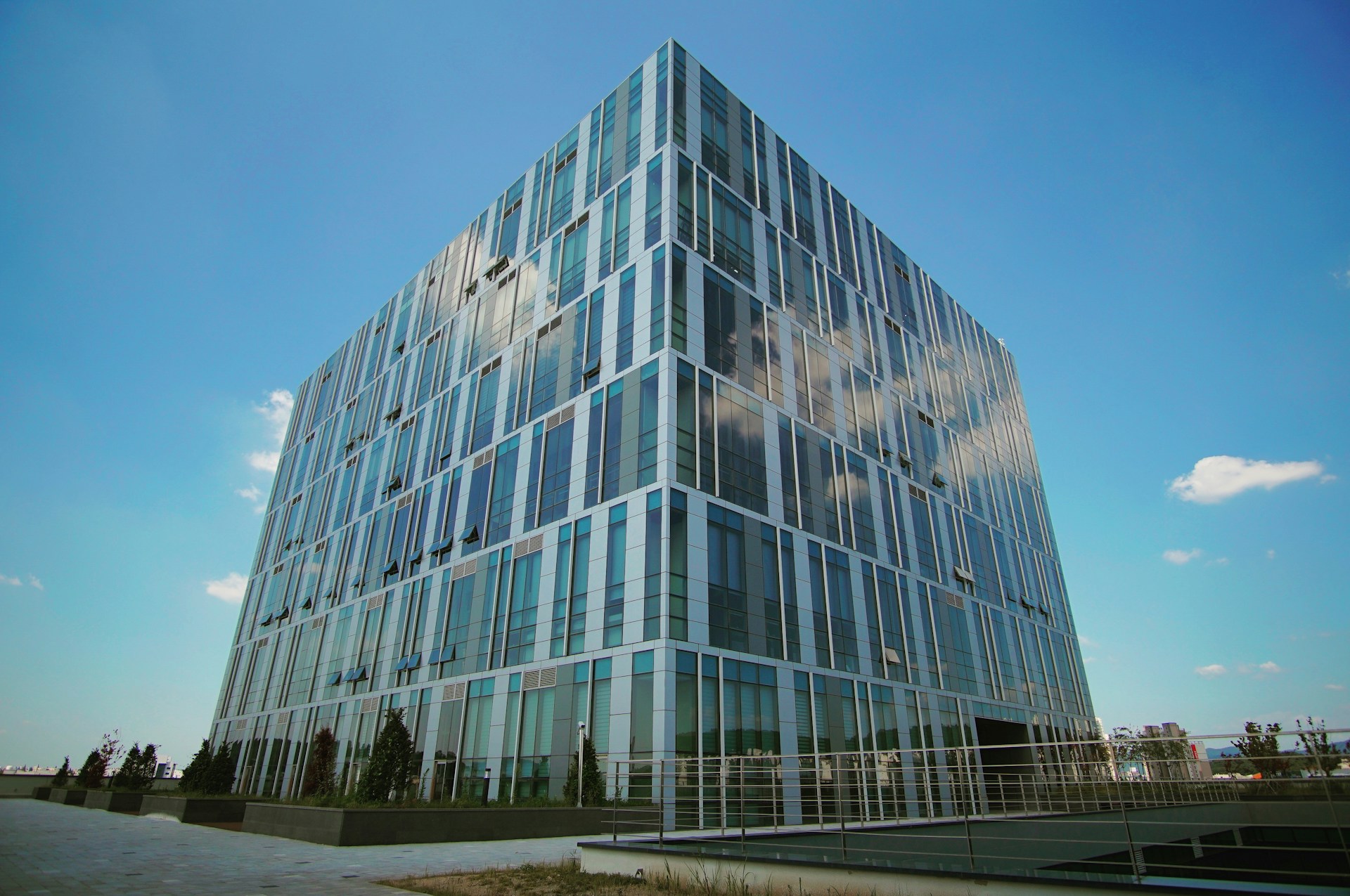 Modernes Bürogebäude als Symbol für professionelle Facility Services
